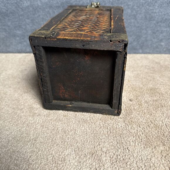 Vintage Wooden Storage Box with Woven Bamboo Panels and Hinged Lid With Latch - Picture 5 of 13